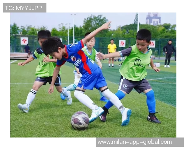 足球达人画室：用艺术描绘绿茵场上的激情与梦想