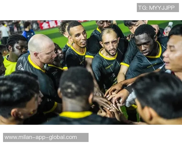 足球魅力尽显时尚舞台拿足球走秀图片展现运动与风格的完美结合